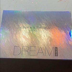 Anastasia Beverly Hills “Dream Glow Kit”